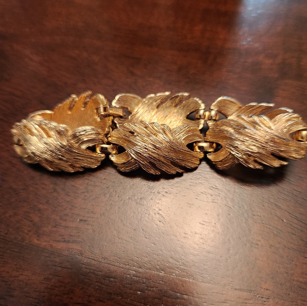 VINTAGE MONET GOLDTONE LEAF LINK BRACLET